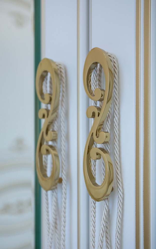 Шкаф в классическом стиле