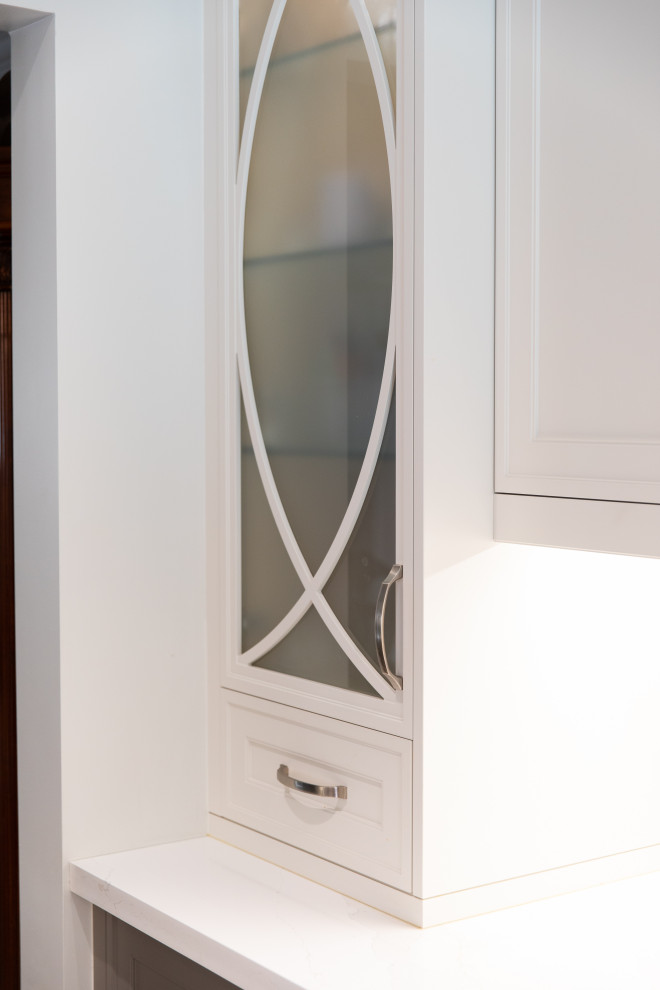 Example of a transitional home design design in Toronto
