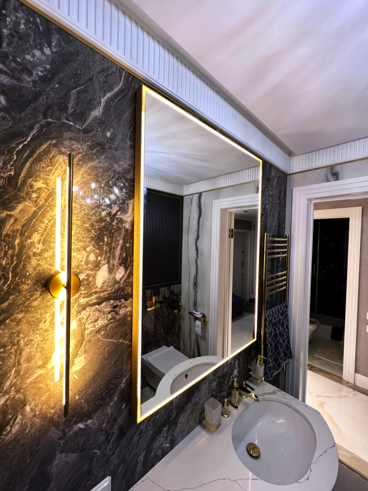 Зеркало в сатинированной раме с подсветкой