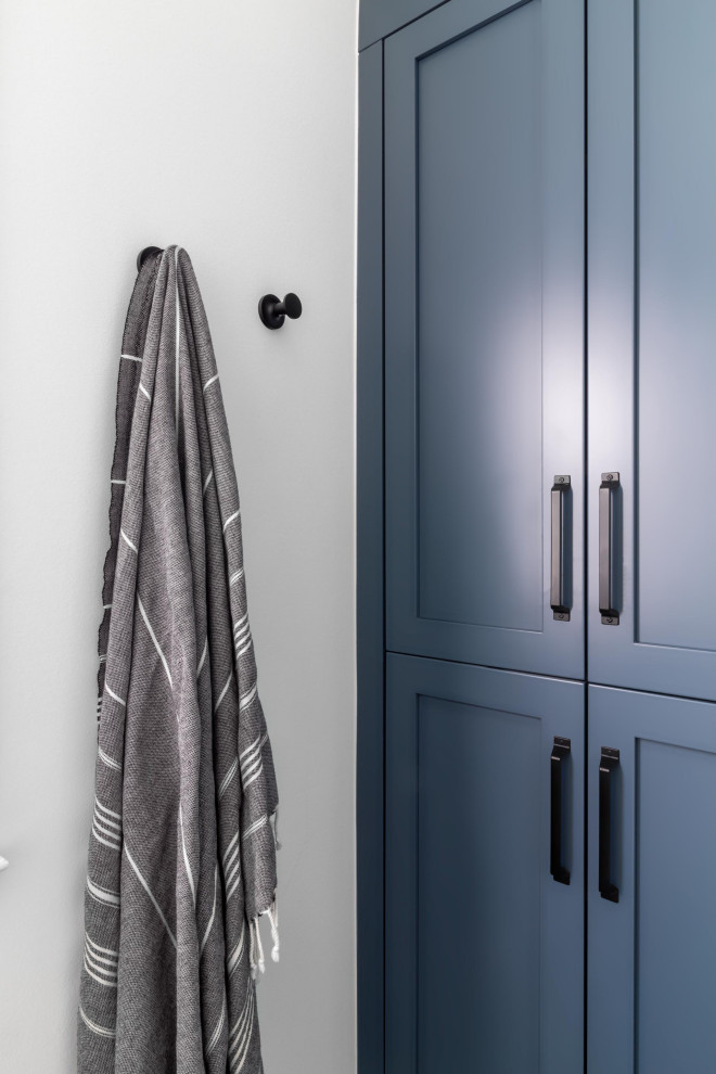Foto de cuarto de baño principal y a medida clásico renovado de tamaño medio con armarios estilo shaker, puertas de armario azules y paredes blancas
