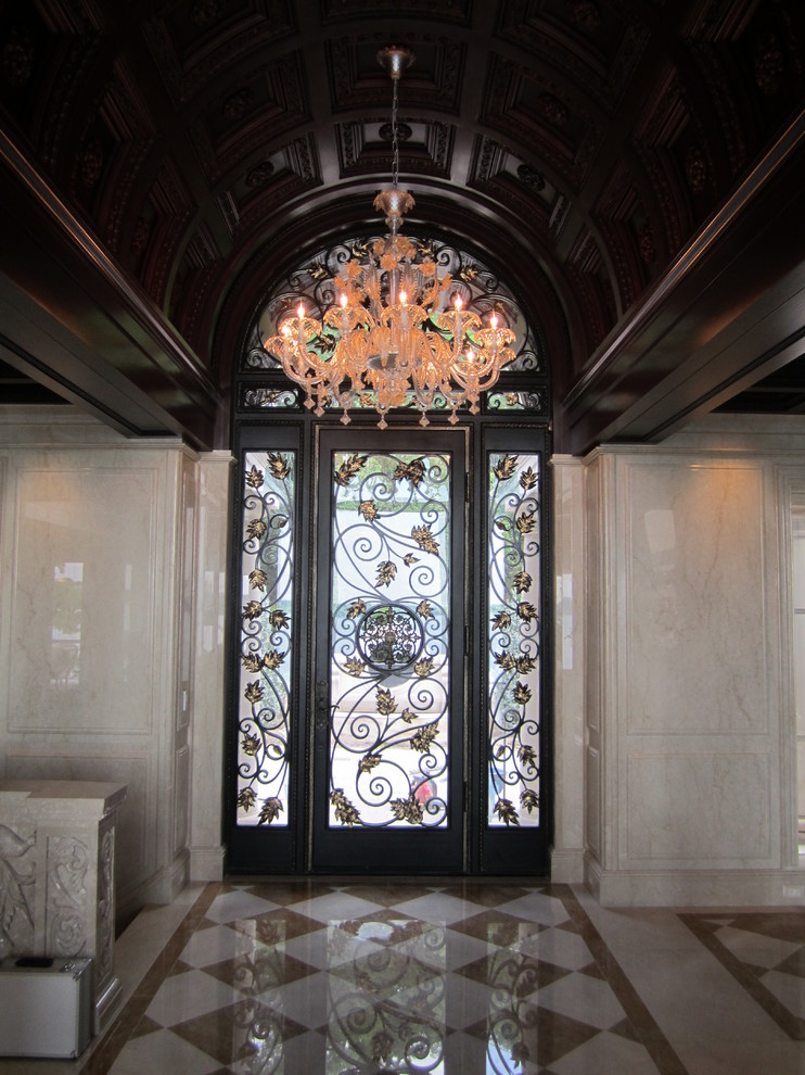 Example of a classic entryway design in Detroit