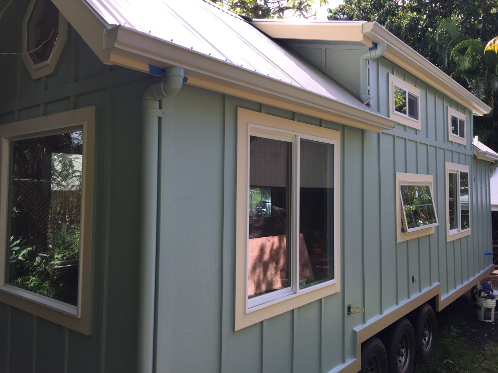 Idee per la micro casa piccola blu stile marinaro a due piani con rivestimento in legno, tetto a capanna, copertura in metallo o lamiera e tetto bianco