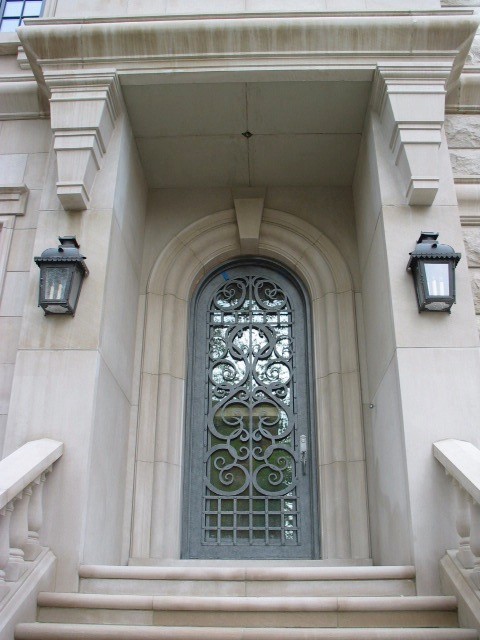 Photo of a traditional entryway in Chicago.
