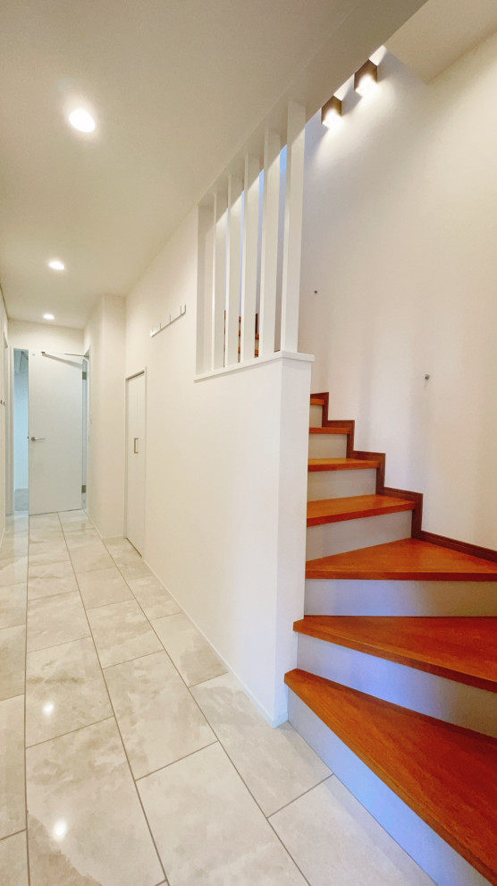 Источник вдохновения для домашнего уюта: коридор среднего размера в стиле модернизм с белыми стенами, полом из керамической плитки, белым полом, потолком с обоями и обоями на стенах