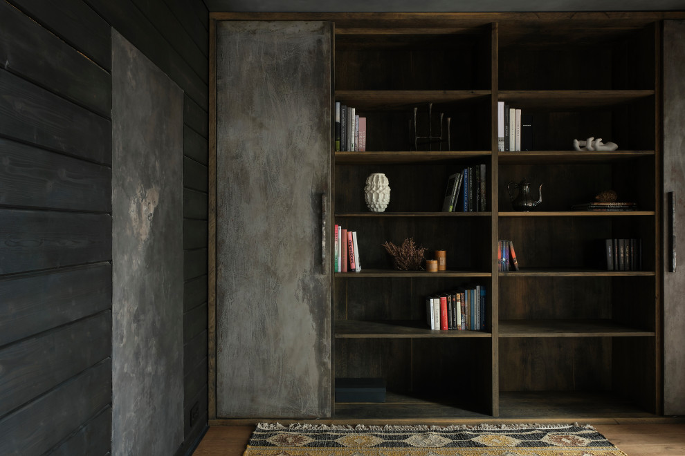 Ejemplo de despacho de tamaño medio con biblioteca y paredes negras