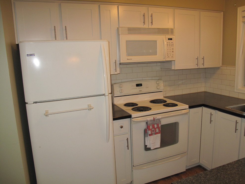 Photo of a traditional eat-in kitchen in Vancouver with a single-bowl sink and shaker cabinets.