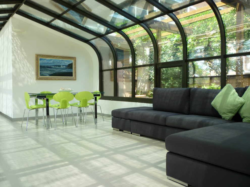 Foto di una grande veranda design con parquet chiaro, soffitto in vetro e pavimento bianco