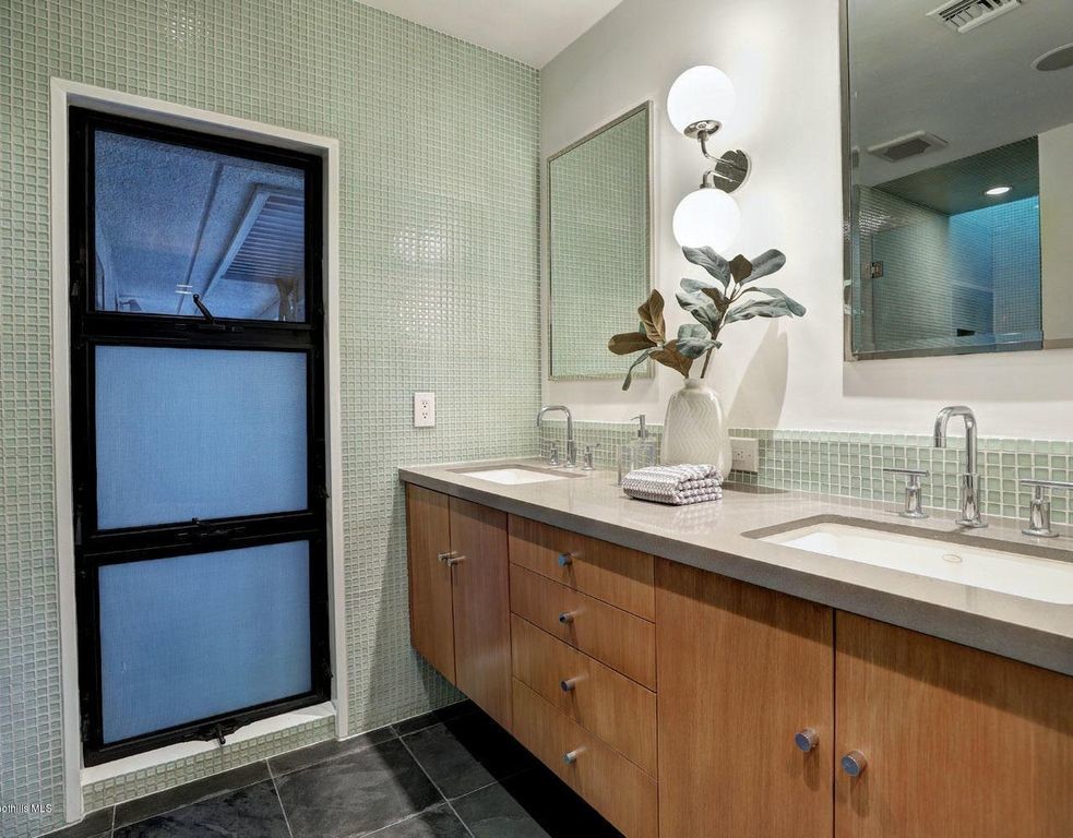 Design ideas for a midcentury bathroom in Los Angeles.