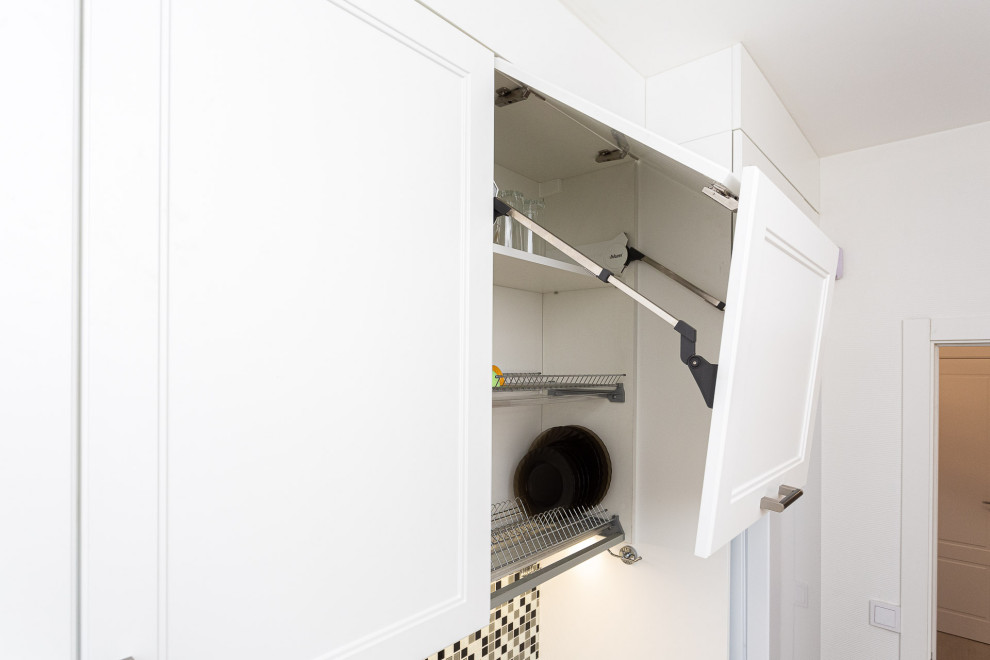 Черно-белая кухня с фартуком мозаика