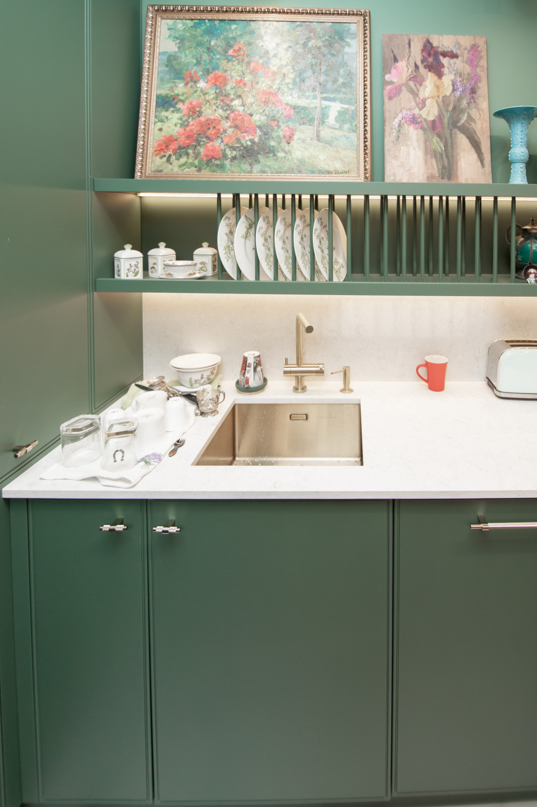 Стильная неоклассическая кухня в темно-изумрудном цвете