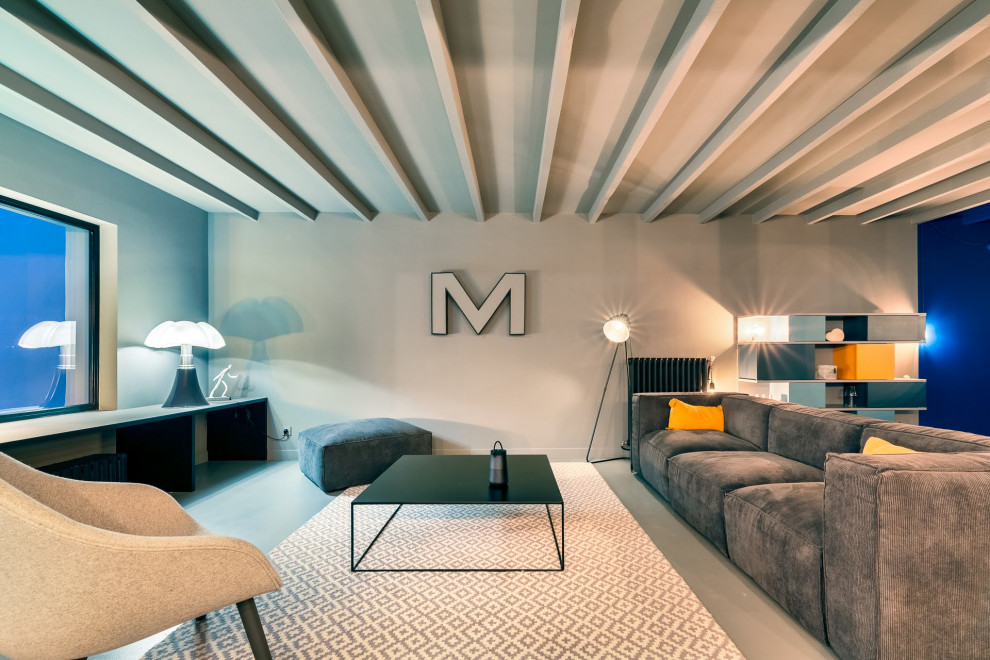 Пример оригинального дизайна: открытая гостиная комната среднего размера в стиле лофт с серыми стенами, бетонным полом, серым полом и балками на потолке
