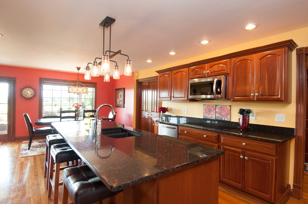Inspiration for a transitional home design remodel in Columbus