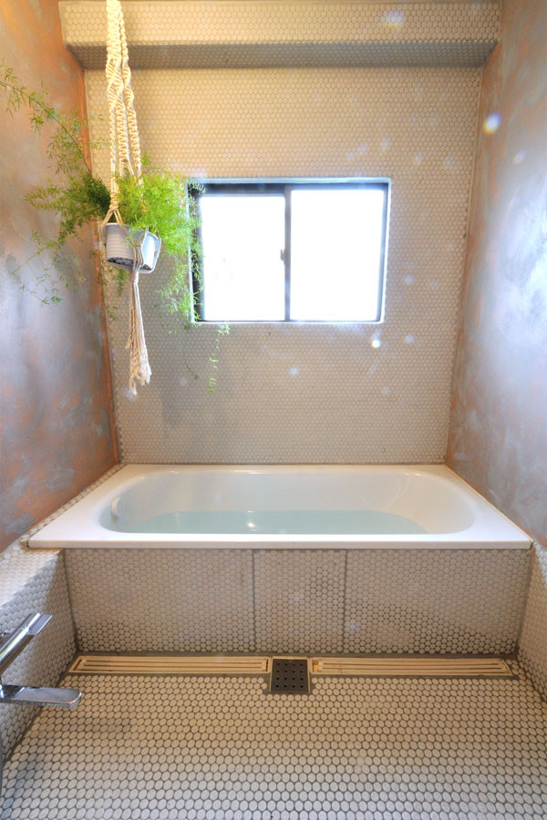 Idéer för ett mellanstort rustikt en-suite badrum, med vita skåp