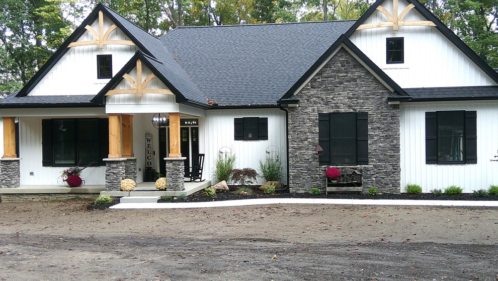 Großes, Einstöckiges Rustikales Einfamilienhaus mit Vinylfassade, weißer Fassadenfarbe, Satteldach, Schindeldach, schwarzem Dach und Wandpaneelen in Detroit