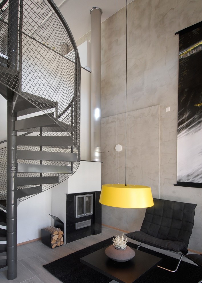 Design ideas for a mid-sized industrial metal spiral staircase in Saint Petersburg with open risers and metal railing.