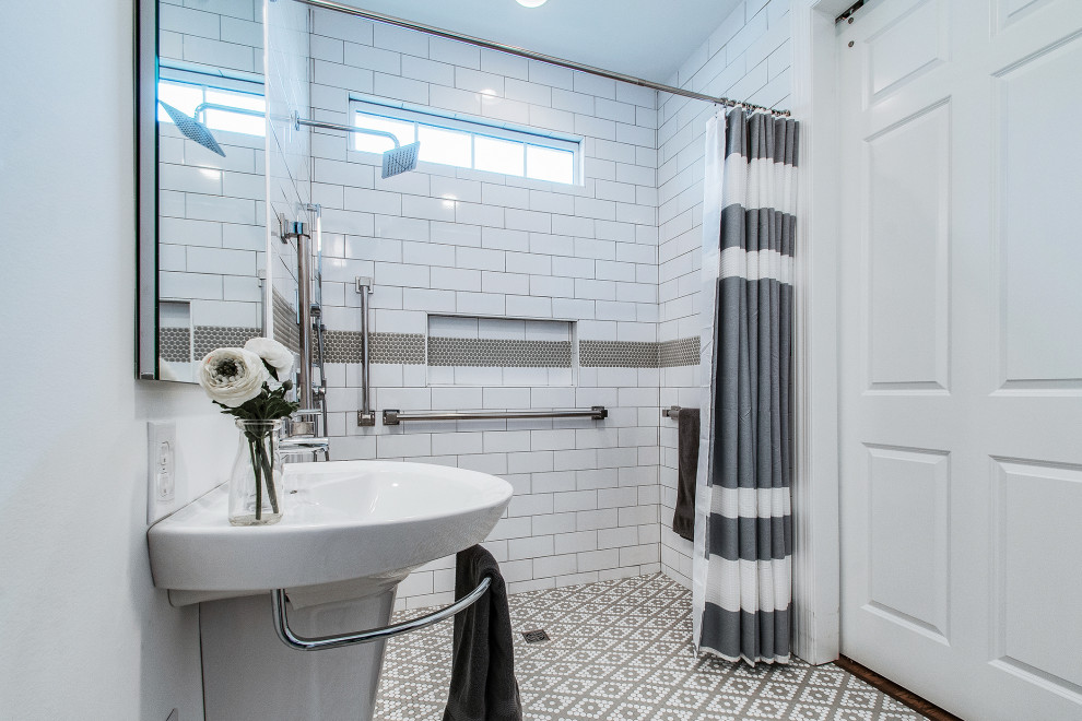 Cette image montre une salle de bain traditionnelle de taille moyenne avec une douche à l'italienne, un carrelage blanc, des carreaux de céramique, un mur blanc, un sol en carrelage de céramique, un lavabo suspendu, un sol multicolore, une cabine de douche avec un rideau, une niche, meuble simple vasque et meuble-lavabo suspendu.