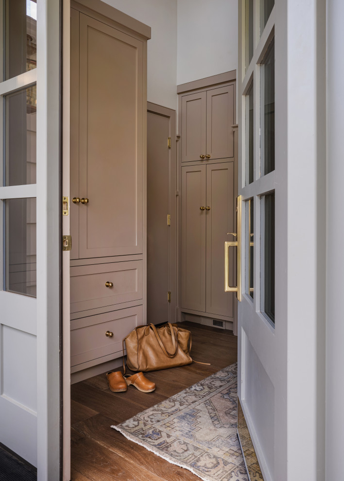 Example of a classic entryway design in Seattle