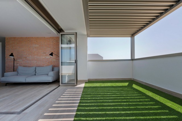 P&eacute;rgola Bioclim&aacute;tica instalada en terraza de &aacute;tico de lujo transitional-terrace