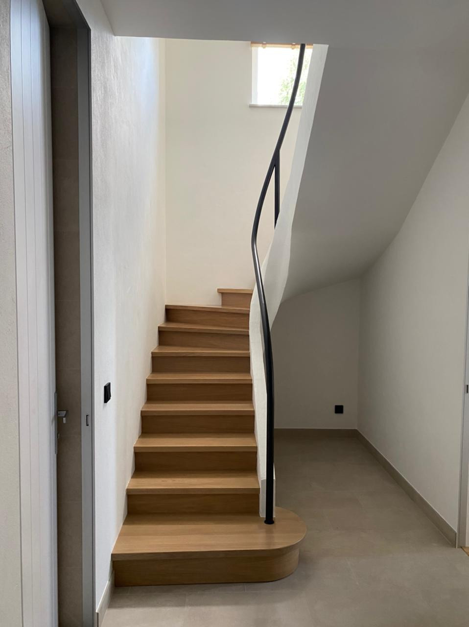 современная дизайнерская лестница