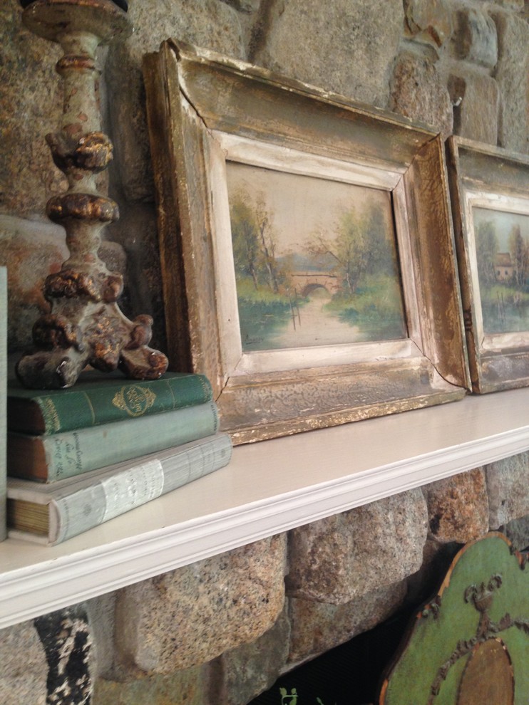 Example of a mid-sized cottage chic living room design in San Francisco