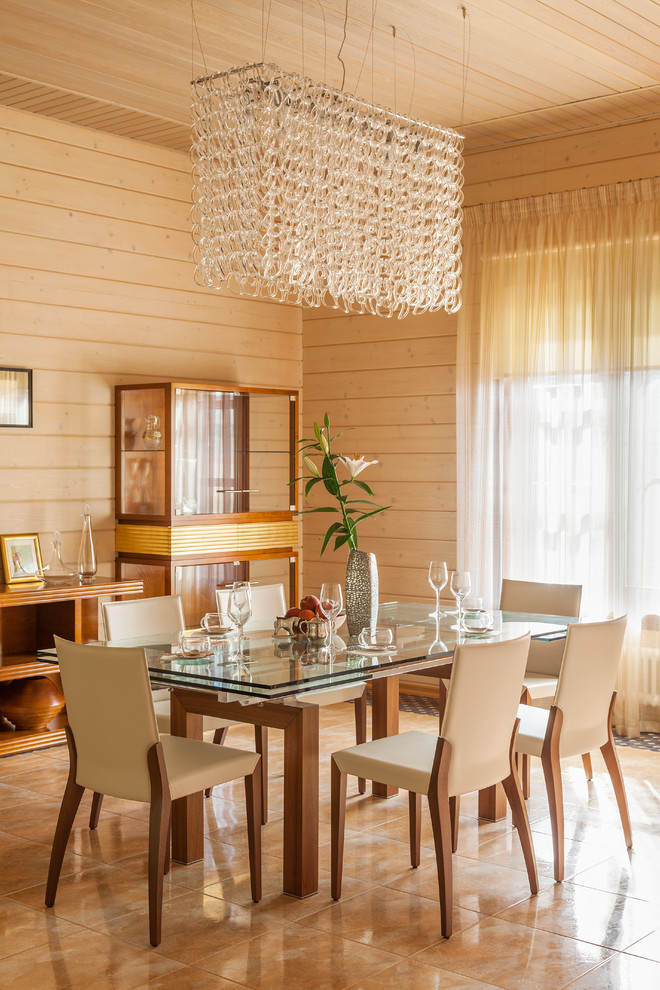 Esempio di una sala da pranzo aperta verso il soggiorno classica con pareti beige e pavimento arancione