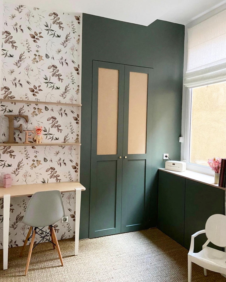 This is an example of a small scandi children’s room for girls in Lyon with green walls, beige floors and wallpapered walls.