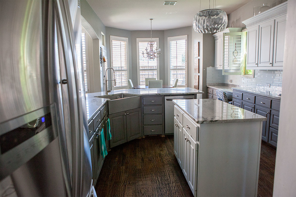 Transitional home design photo in Dallas