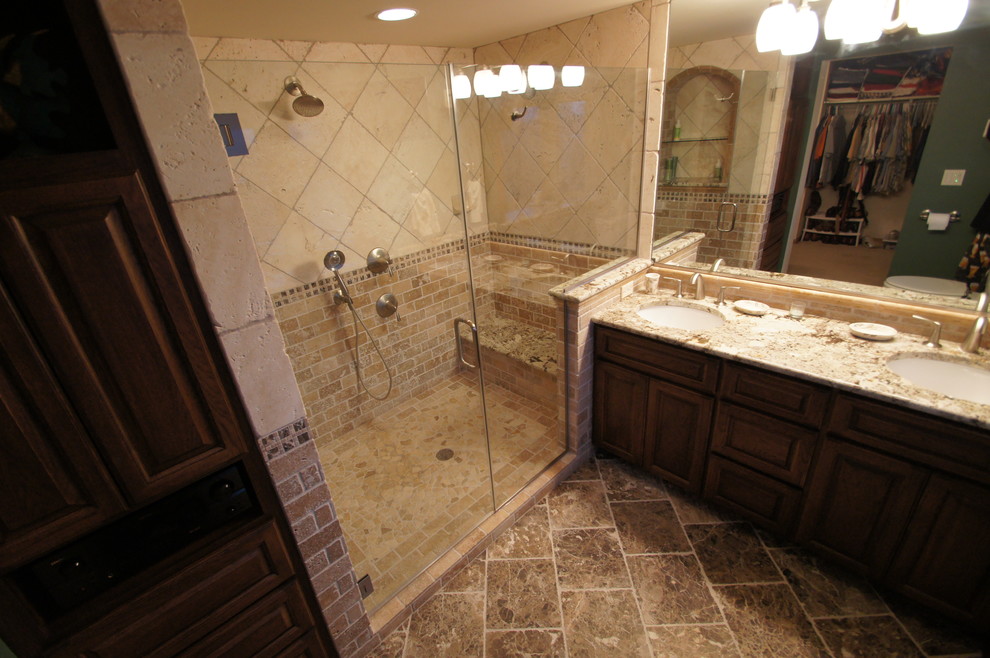 Example of a mountain style home design design in Milwaukee