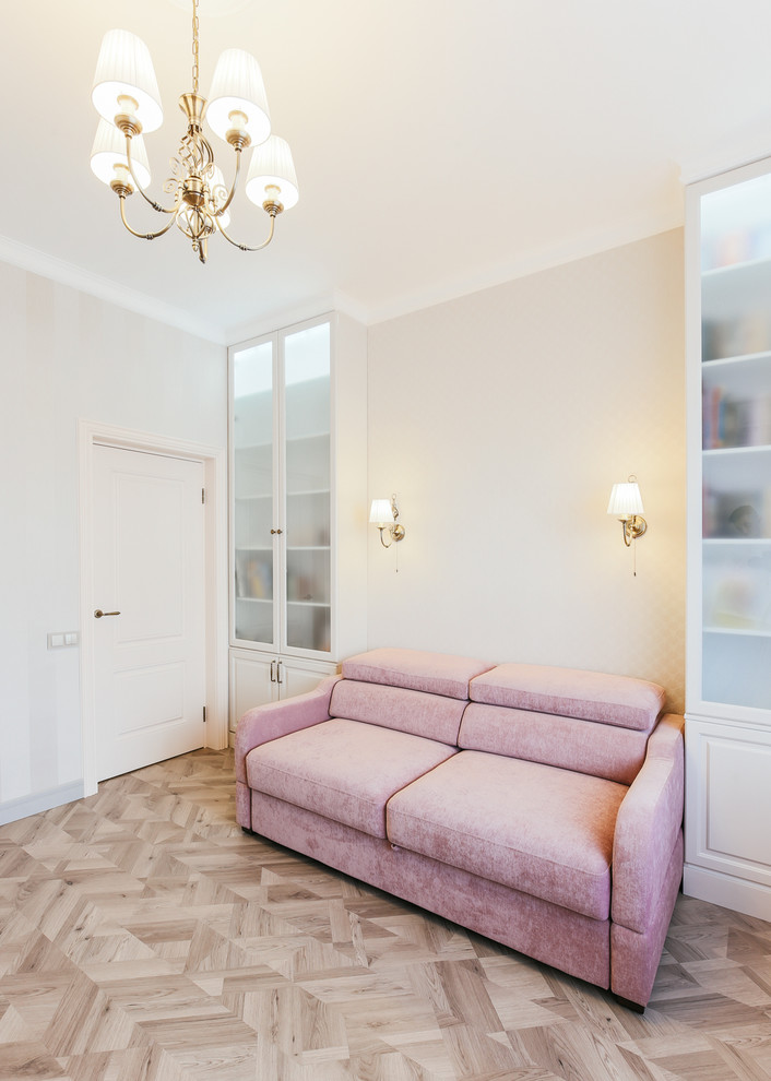 Розовый диван для гостей