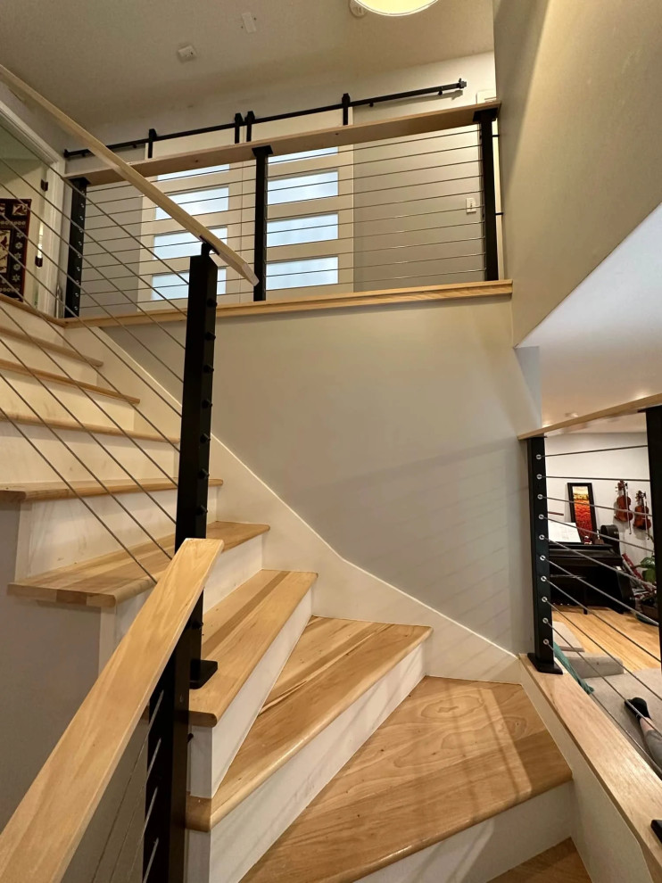 Diseño de escalera curva de estilo de casa de campo de tamaño medio