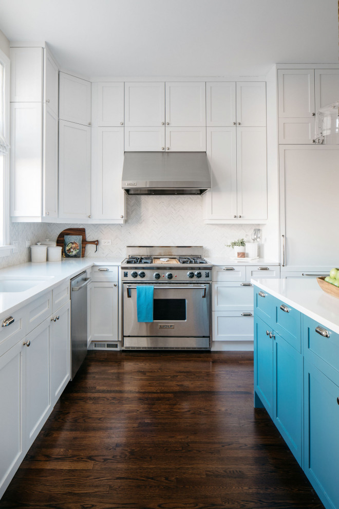 Kitchen - mid-sized transitional dark wood floor kitchen idea in Chicago with shaker cabinets, white cabinets, quartz countertops, white backsplash, marble backsplash, stainless steel appliances, an island and white countertops