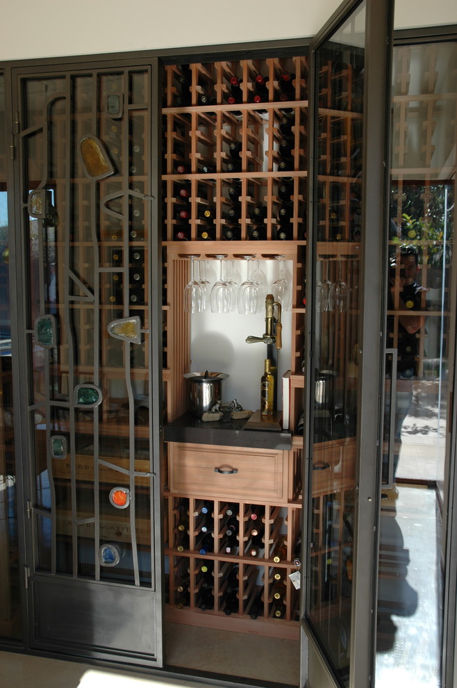 Idée de décoration pour une petite cave à vin style shabby chic avec un présentoir.