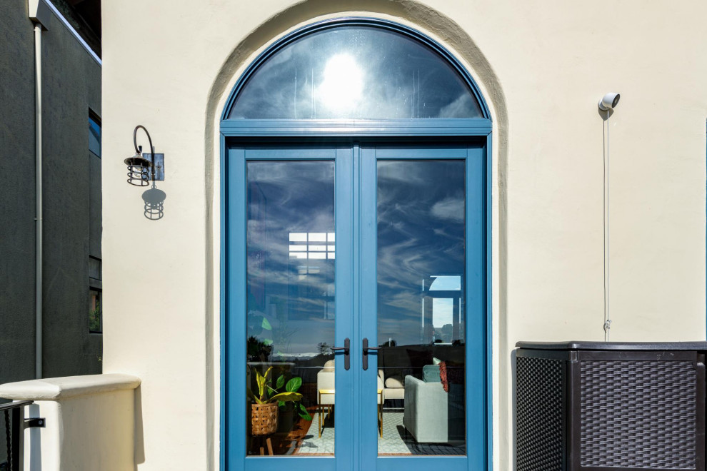 Transitional home design photo in San Francisco