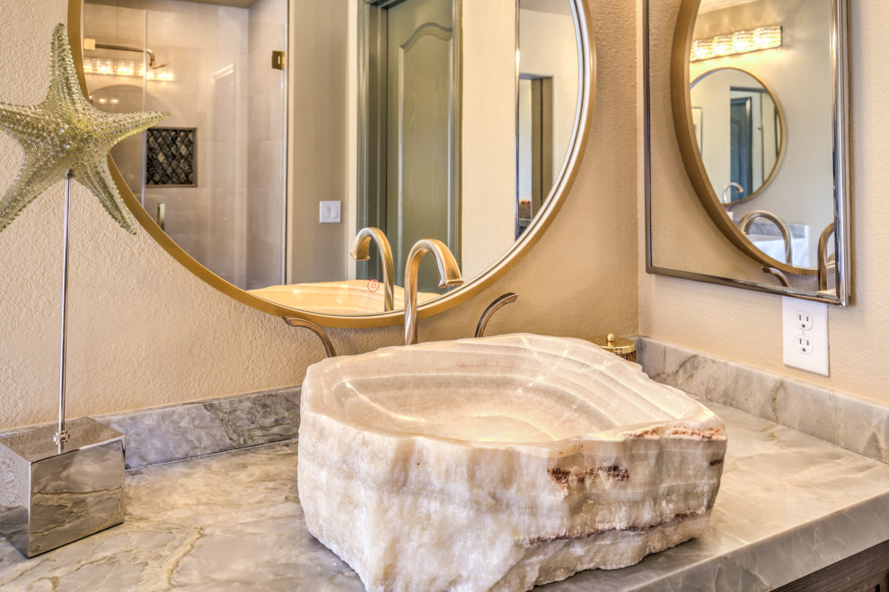 Transitional home design photo in Las Vegas