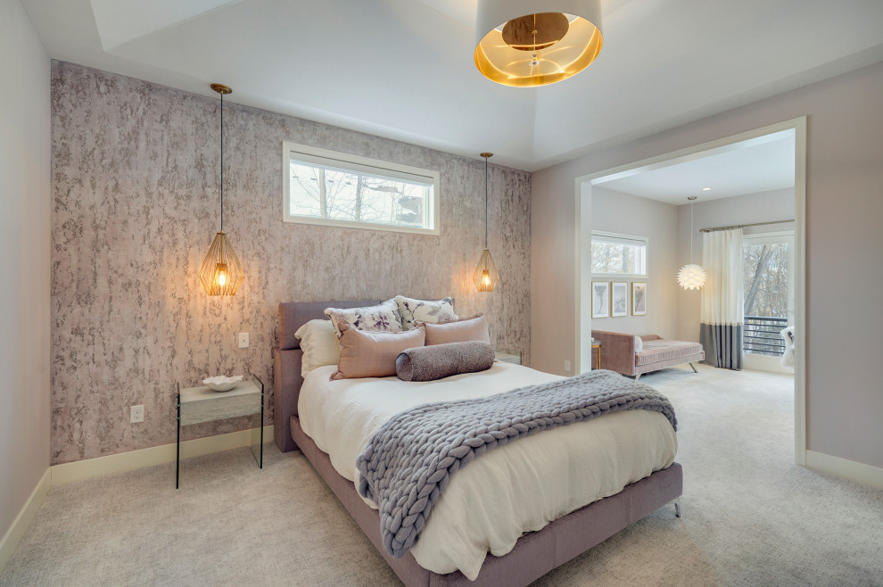 Идея дизайна: большая хозяйская спальня в стиле неоклассика (современная классика) с розовыми стенами, ковровым покрытием, белым полом, многоуровневым потолком и обоями на стенах