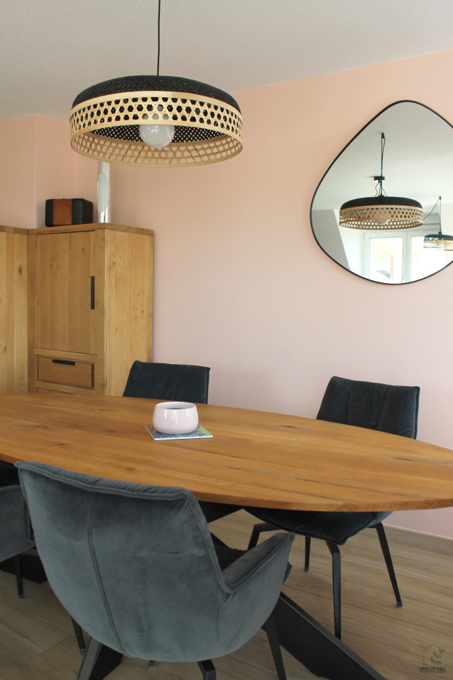 Пример оригинального дизайна: столовая среднего размера в скандинавском стиле с розовыми стенами и светлым паркетным полом