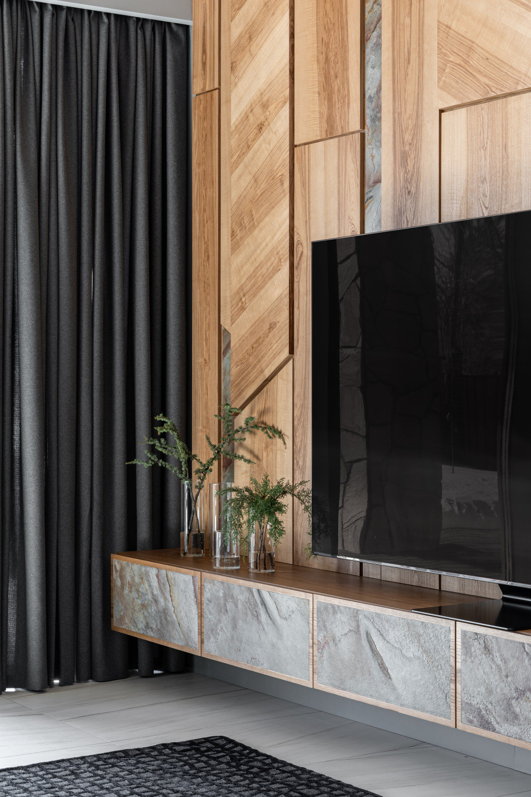 Камень внизу, дерево вверху.