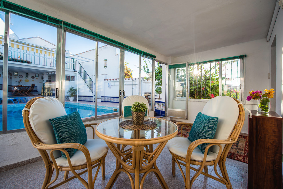 Imagen de porche cerrado in patio trasero and anexo de casas With porche cerrado and suelo de baldosas