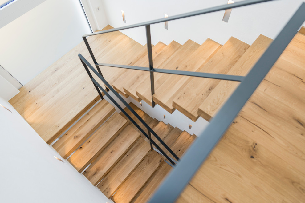 Moderne Holztreppe mit Stahlgeländer in München
