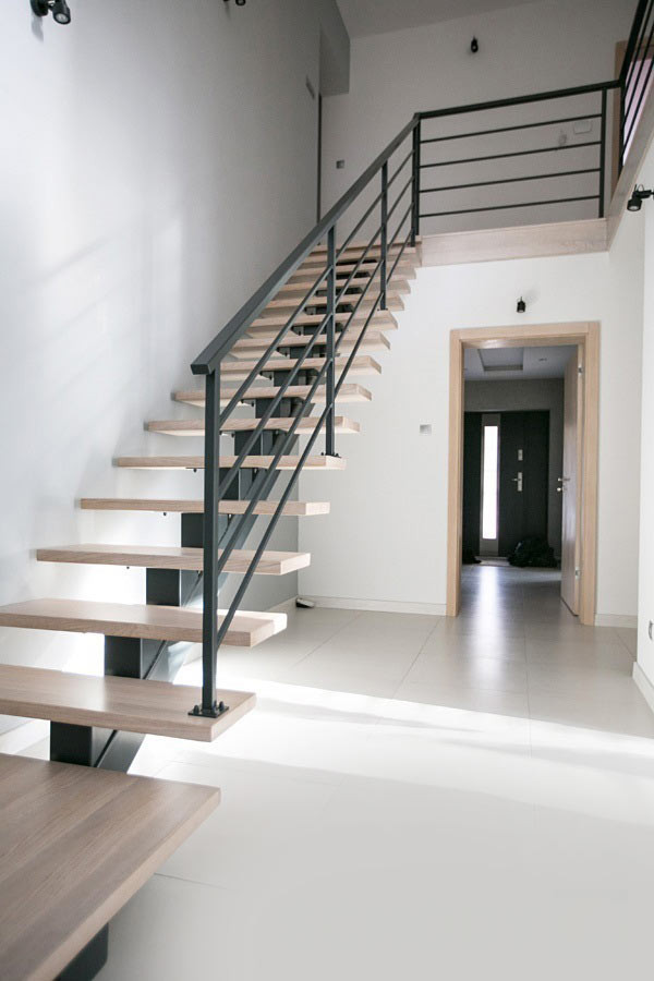 Металлическая лестница на монокосоуре