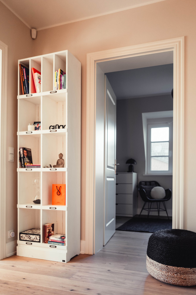 Mittelgroßer Moderner Flur mit rosa Wandfarbe, hellem Holzboden und braunem Boden in Hamburg