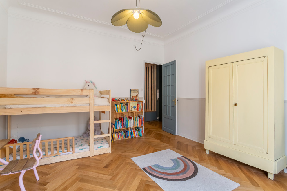 Idéer för mellanstora vintage könsneutrala barnrum kombinerat med sovrum och för 4-10-åringar, med vita väggar, ljust trägolv och beiget golv