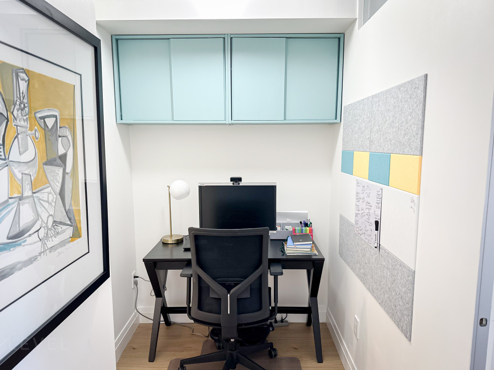 Idéer för att renovera ett litet funkis arbetsrum, med vita väggar, vinylgolv, ett fristående skrivbord och brunt golv