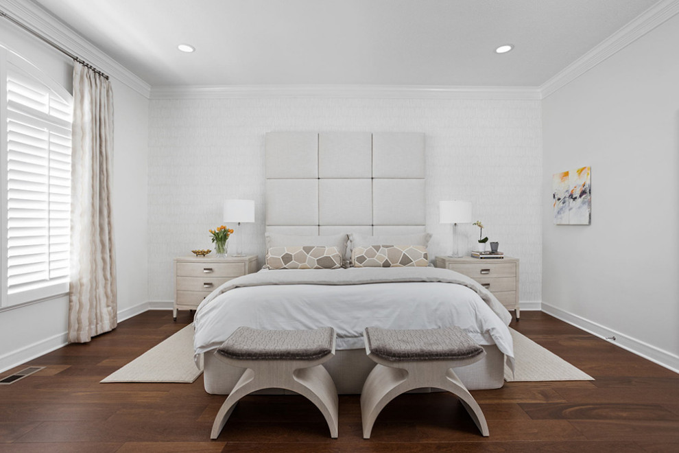 Modelo de dormitorio principal moderno con paredes blancas, suelo de madera oscura y papel pintado