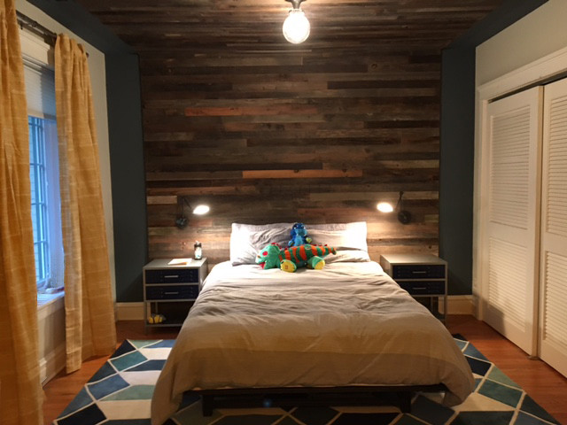 Inspiration for a large traditional guest bedroom in Chicago with blue walls, medium hardwood floors, no fireplace and brown floor.