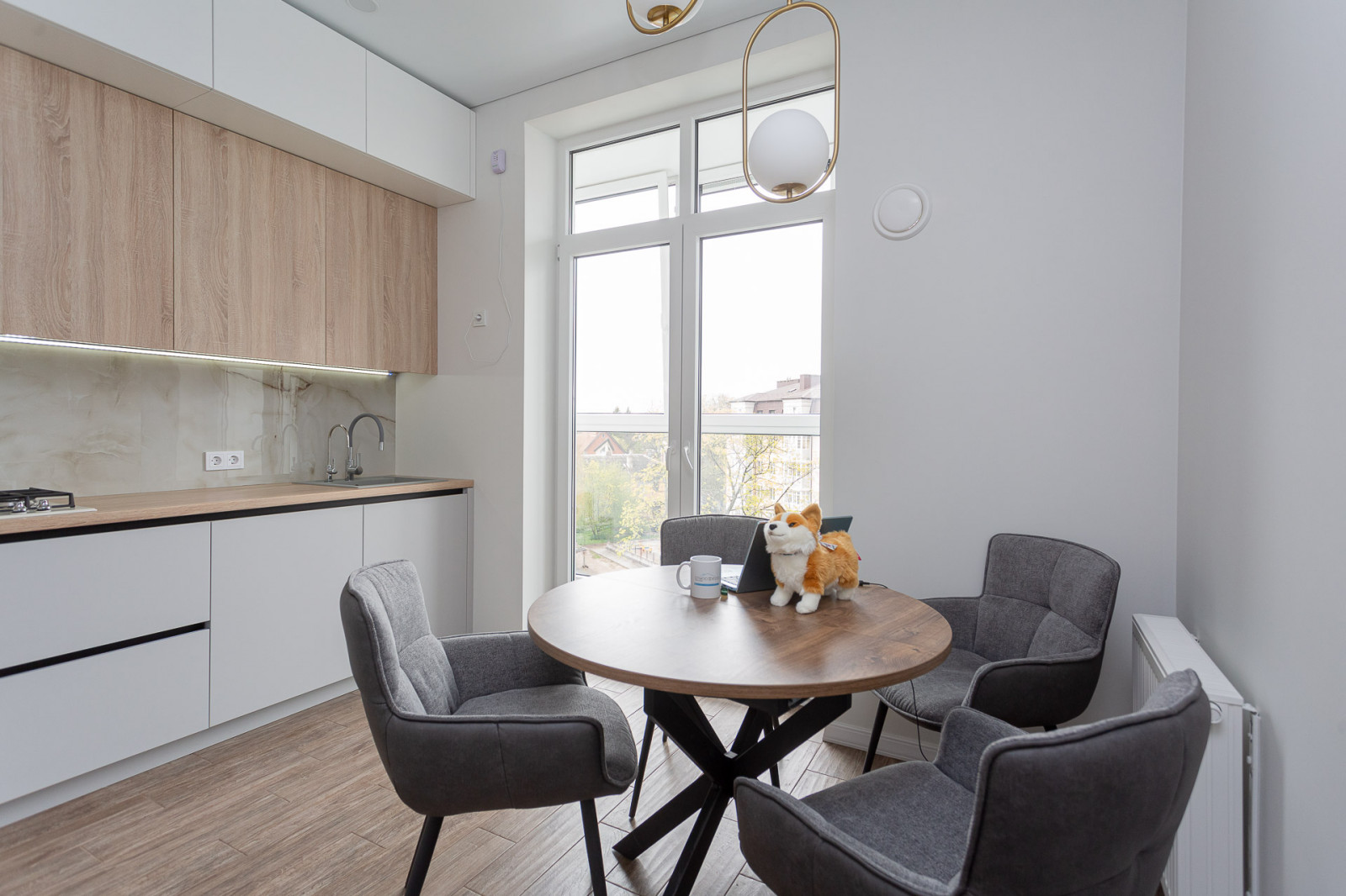 Серая комбинированная кухня в современном стиле