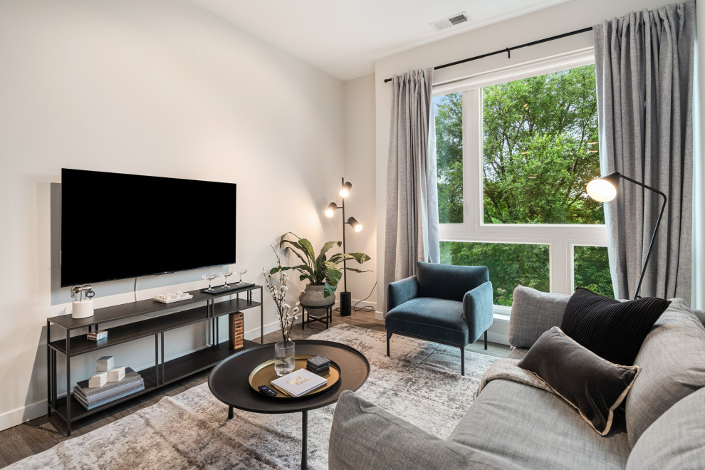 Esempio di un piccolo soggiorno moderno aperto con pareti bianche e TV a parete