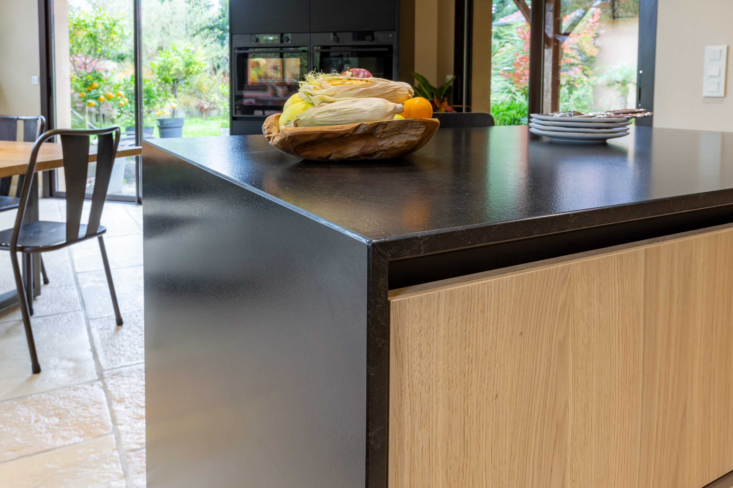 Réalisation d'une cuisine en bois dans un écrin végétal