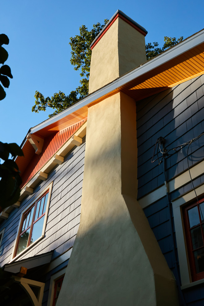 Mittelgroßes, Zweistöckiges Rustikales Haus mit blauer Fassadenfarbe, Satteldach, Schindeldach, grauem Dach und Schindeln in New York