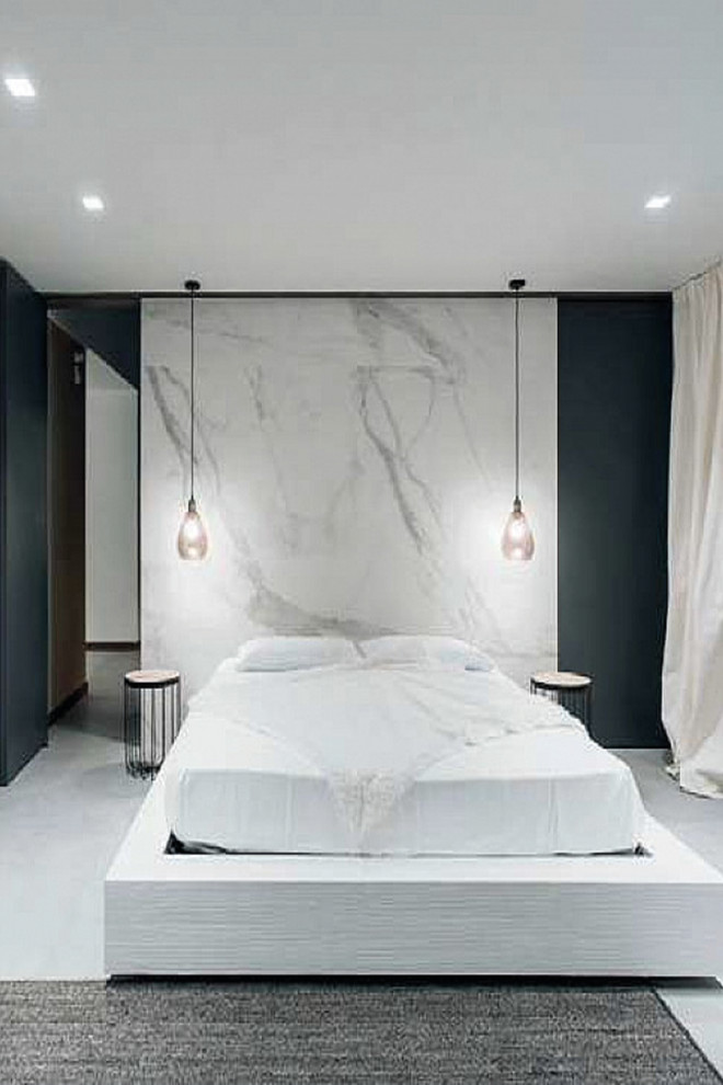 Mittelgroßes Modernes Hauptschlafzimmer mit weißer Wandfarbe, Betonboden und grauem Boden in Los Angeles
